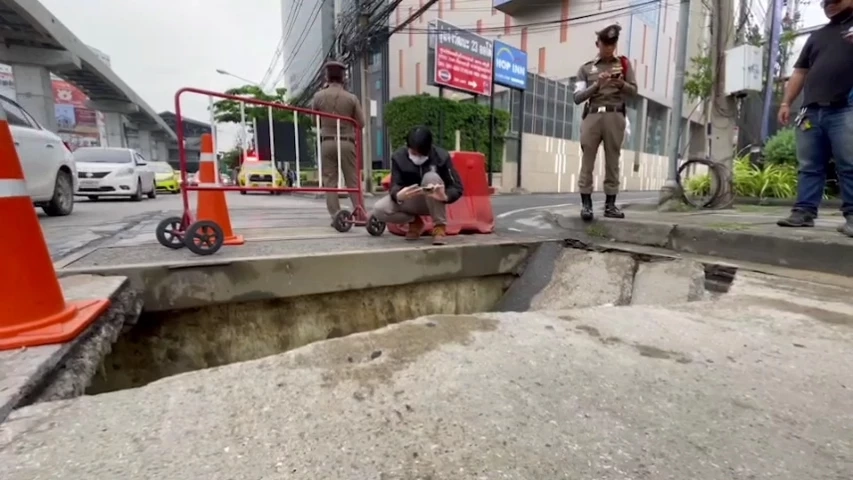 ถนนแจ้งวัฒนะ ยุบตัวเป็นบ่อลึก รถติดหนักแต่เช้า (มีคลิป)