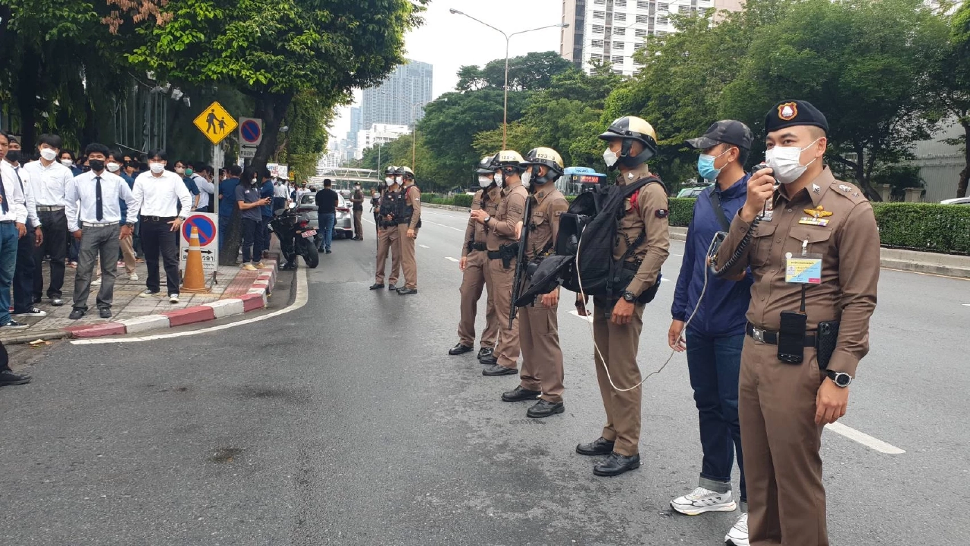 นศ.อุเทนถวาย กว่า 400 คน รวมตัวปิดถนนพญาไท เรียกร้องเปิดเรียนตามปกติ (คลิป)