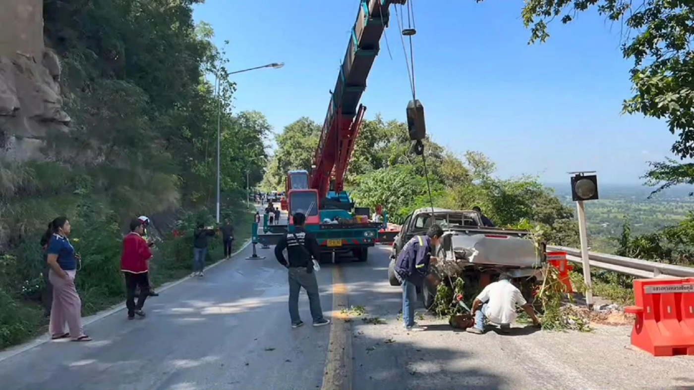 กระบะเบรกแตกพุ่งตกเขา "ผาเกิ้ง" คนขับรอดตายปาฏิหาริย์