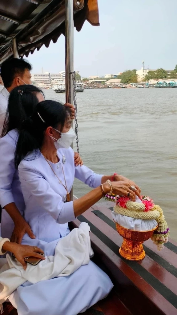 ดวงเดือน จิไธสงค์ ทำพิธีลอยอังคาร สรพงศ์ ชาตรี