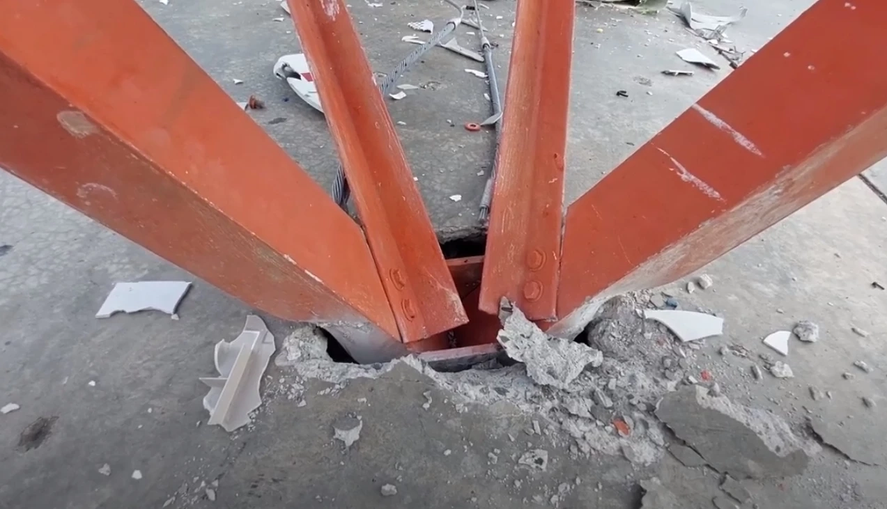 ป่วนทั้งอำเภอ โจรแสบ ขโมยถอดน็อตและสายสลิงยึดเสาส่งสัญญานทรูมูฟ จนหักโค่น 