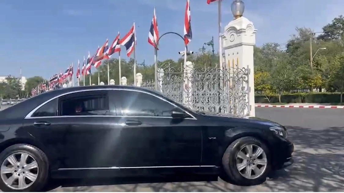 “ประยุทธ์” อารมณ์ดี! ชูไอเลิฟยู ทั่วทำเนียบรัฐบาล แถมกลับบ้านเร็วกว่าปกติ?