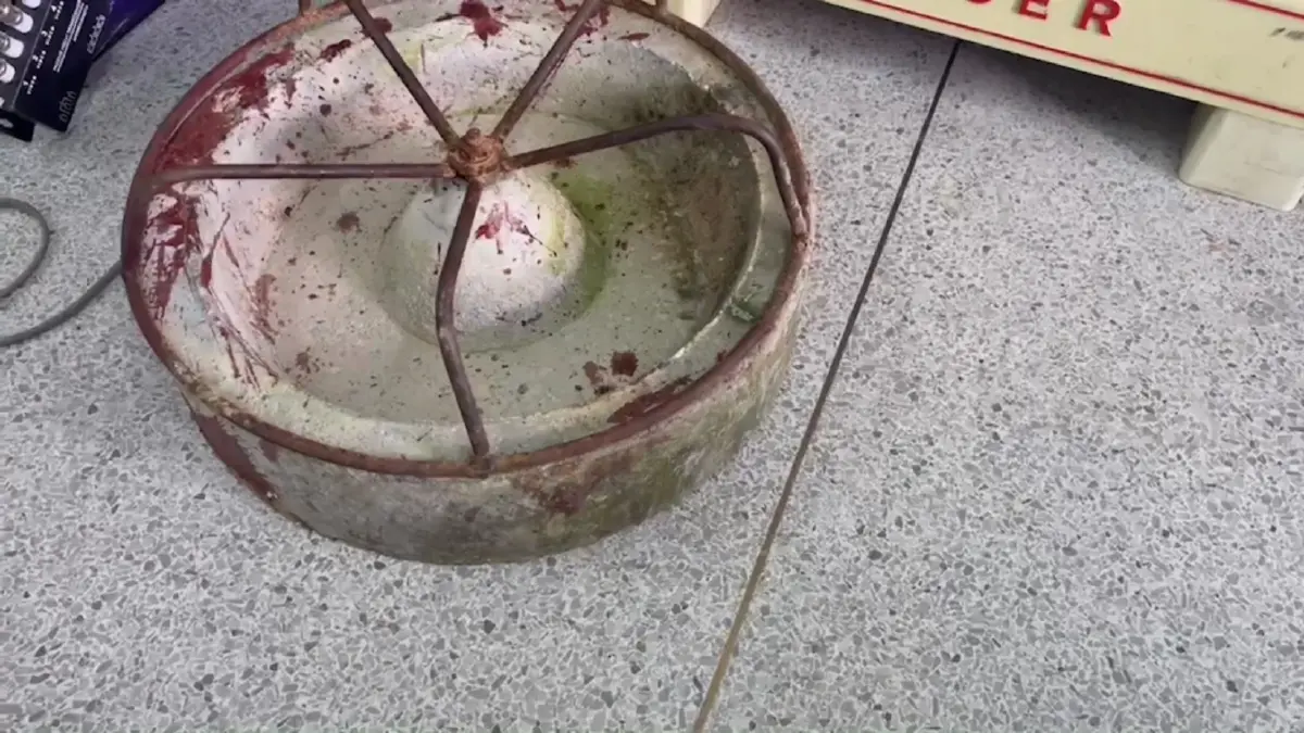 รางข้าวหมู อาวุธที่ใช้ก่อเหตุ