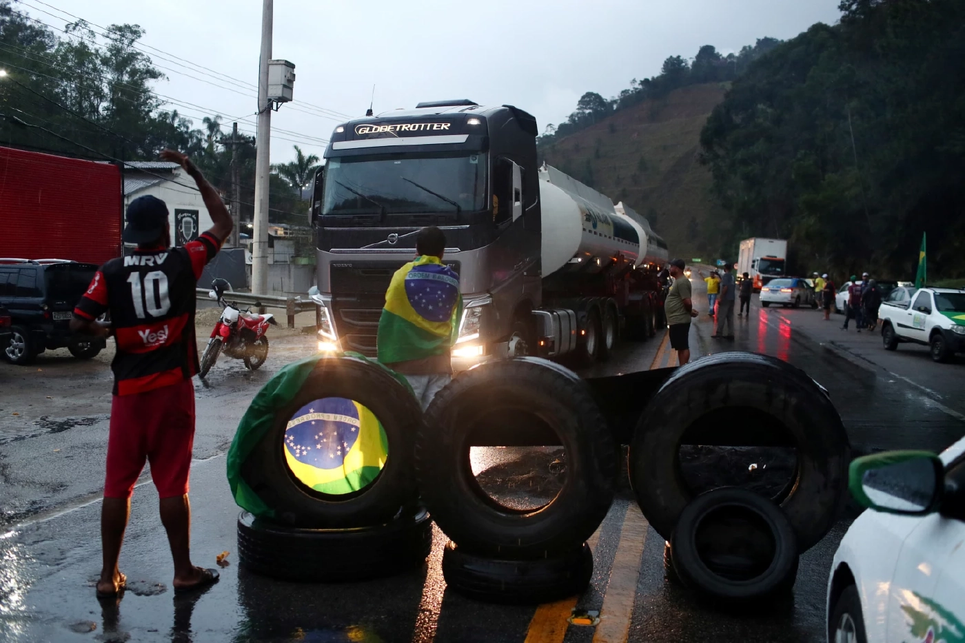 ผู้นำบราซิลยังไม่รับว่าแพ้ แต่ให้เริ่มถ่ายโอนอำนาจ