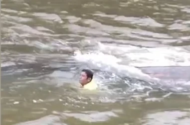 ระทึก! จนท.เร่งช่วย 2 ชาวประมงเรืออับปางกลางทะเลรอดตาย (มีคลิป)