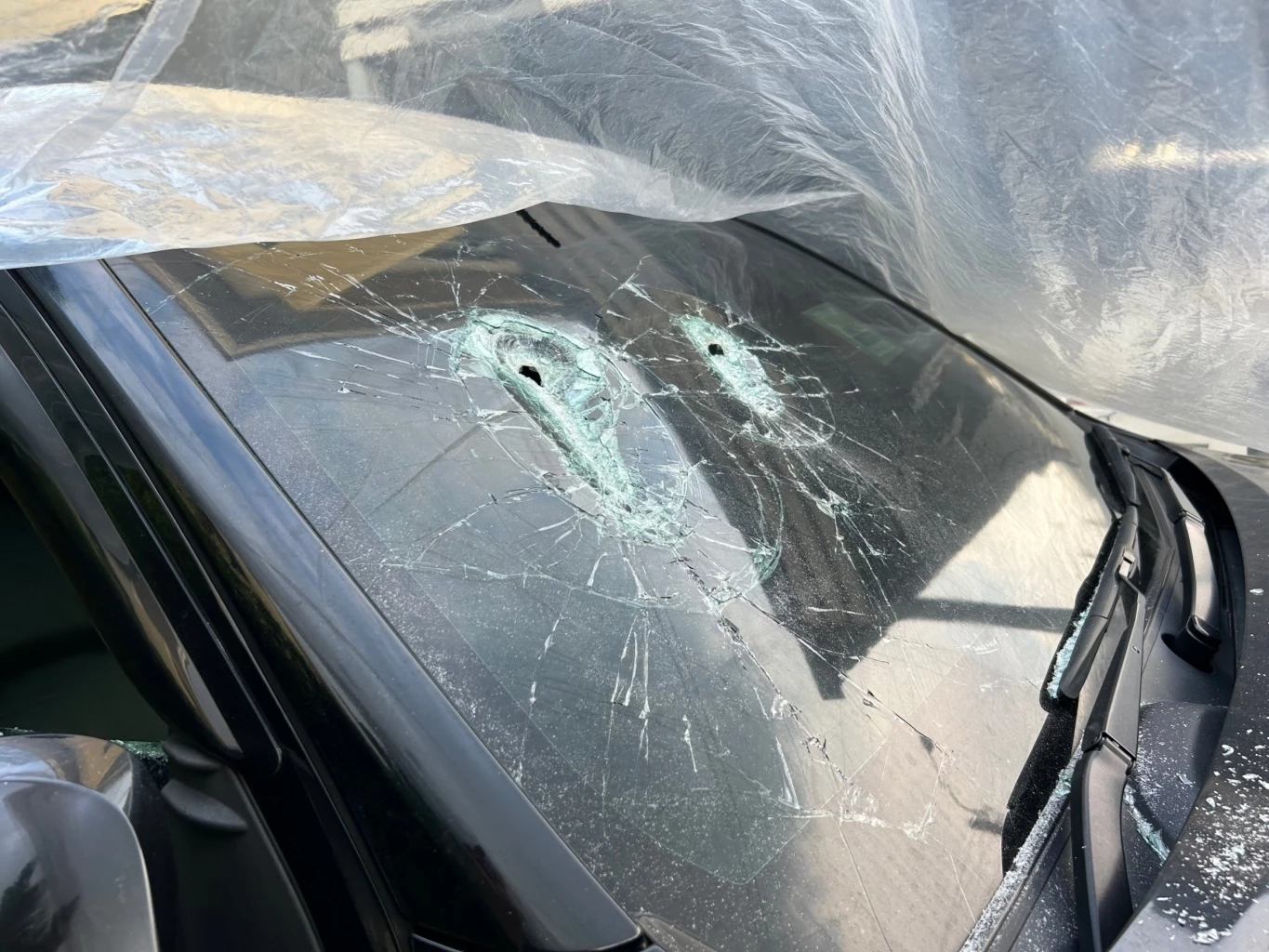 รุนแรงไปไหม? หนุ่มจอดรถจุดห้ามจอดในหมู่บ้าน โดน 2 วัยรุ่นทุบยับ (มีคลิป)