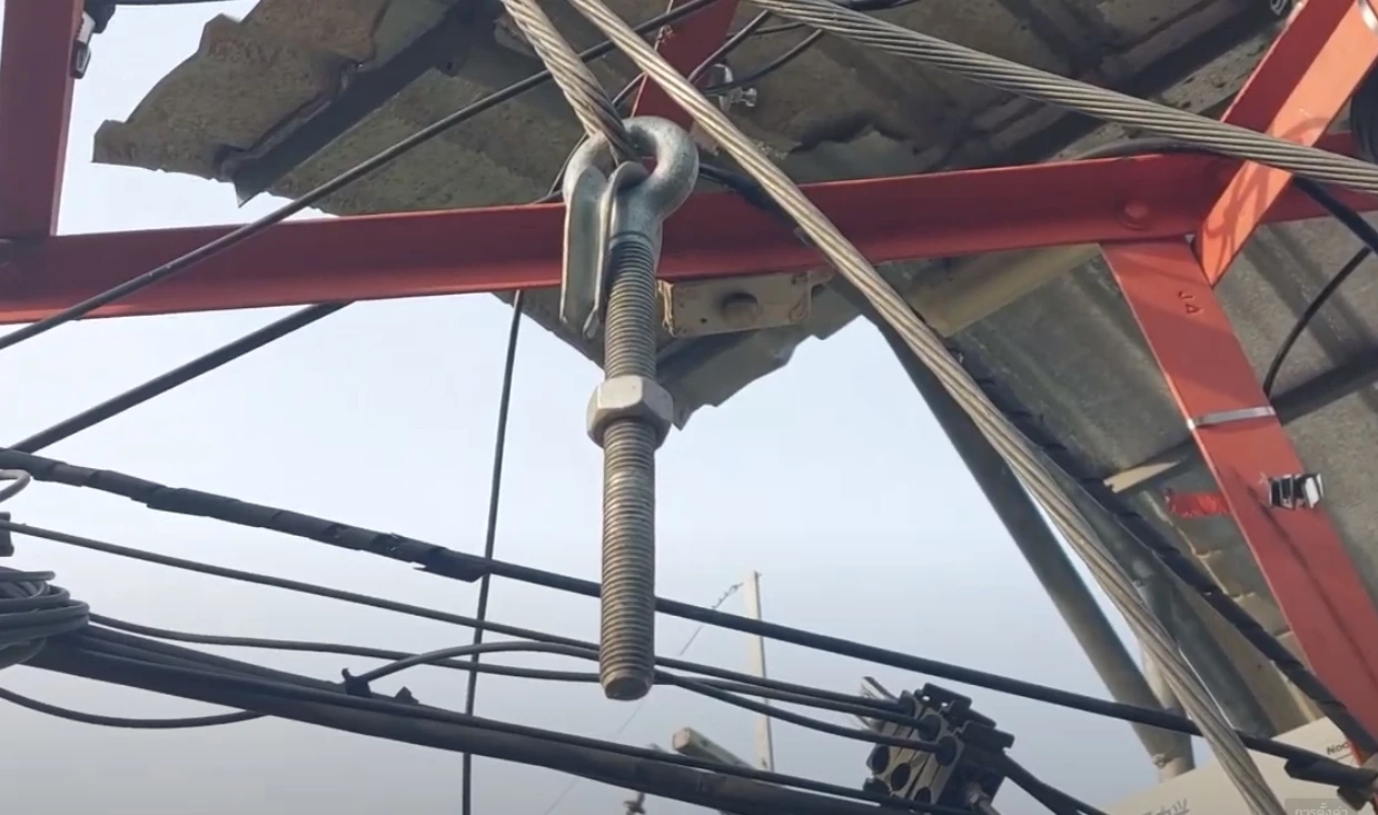 ป่วนทั้งอำเภอ โจรแสบ ขโมยถอดน็อตและสายสลิงยึดเสาส่งสัญญานทรูมูฟ จนหักโค่น 