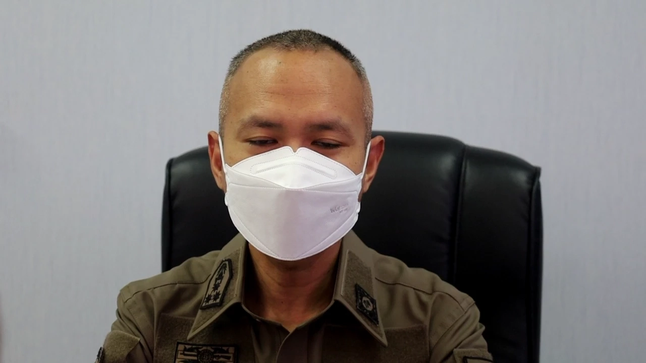 ญาติโวย อส. ระงับเหตุวัยรุ่นตีกันผิดตัว ล็อกคอเยาวชน-ปืนทุบหลัง