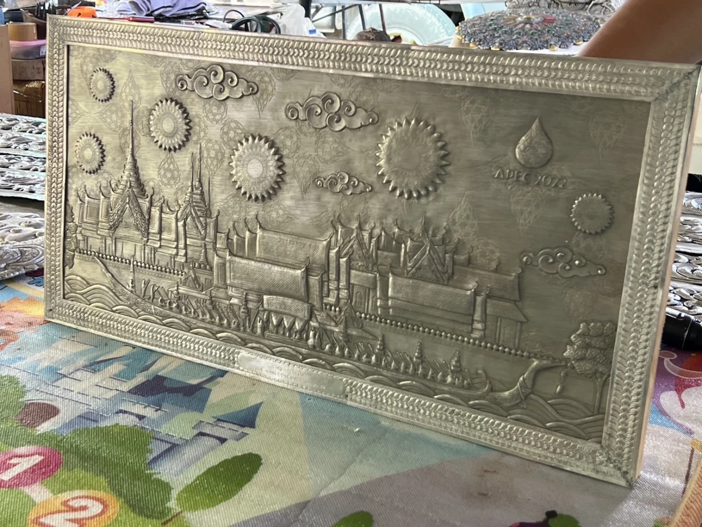 ดุนโลหะ รูป พระบรมมหาราชวัง เป็นของที่ระลึกมอบให้ผู้นำแต่ละประเทศ ที่เข้าร่วมประชุมเอเปค 2022 