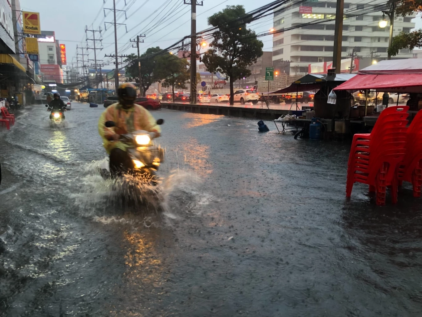 รศ.ดร.เสรี ศุภราทิตย์ เตือน ฝนหลงฤดูตกหนักทั่วทุกภาค กทม.-ปริมณฑล เสี่ยงสูงน้ำท่วมรอระบาย แนะเตรียมวางแผนการเดินทาง