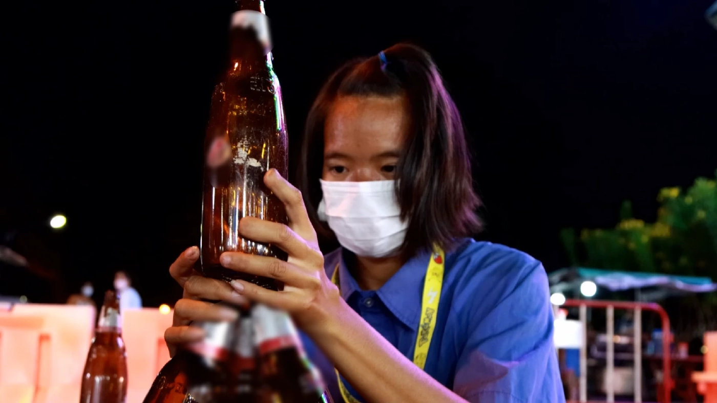 สาวน้อย 19 ปี สู้ชีวิต “โชว์ต่อขวด” หาทุนส่งน้องเรียนหนังสือ