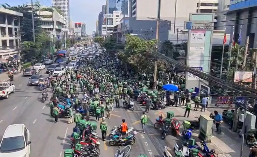 กลุ่มไรเดอร์ ปิดถนนเพชรบุรี เรียกร้อง "แกร็บ" ยกเลิกระบบจองงาน (มีคลิป)