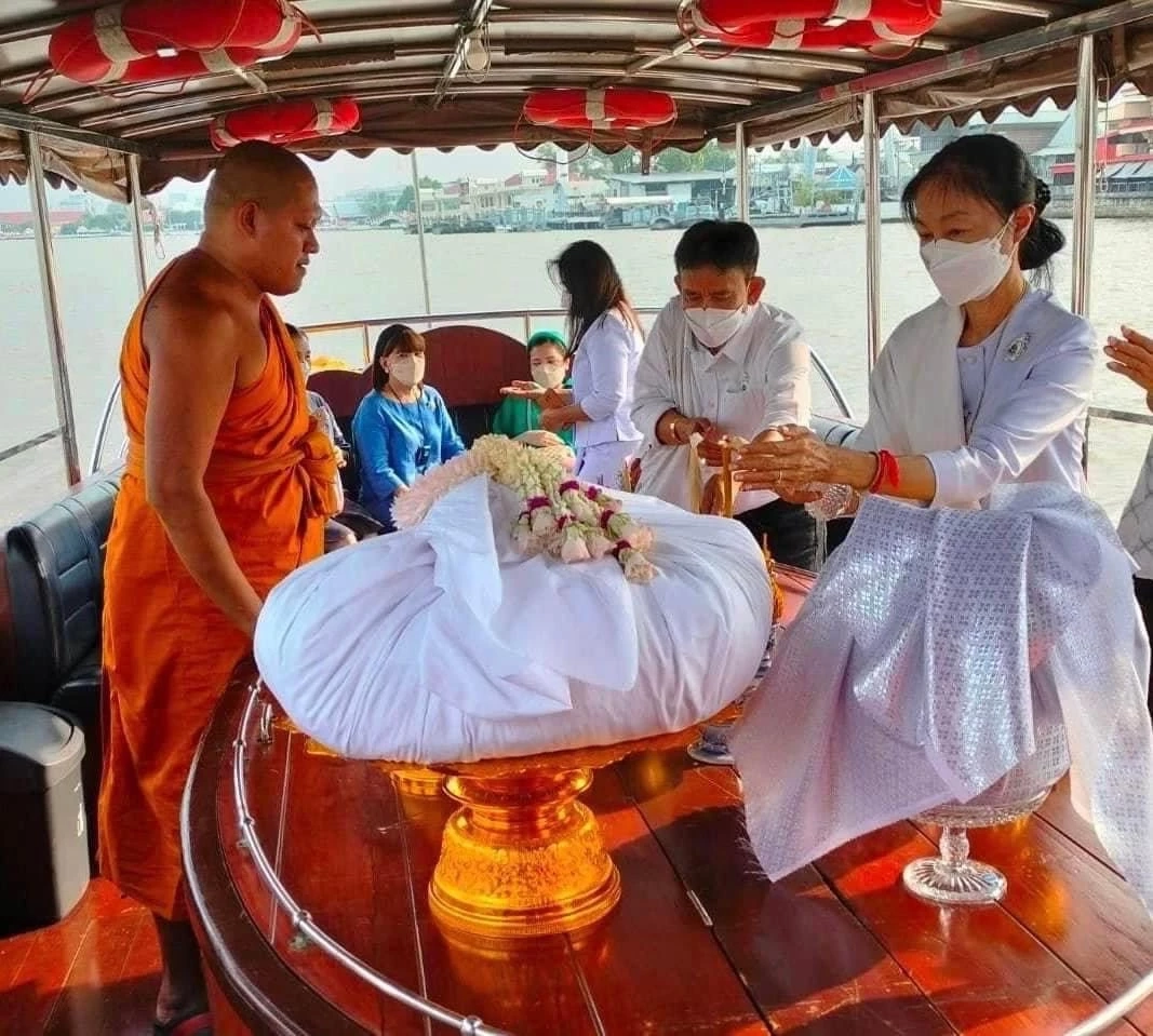 ดวงเดือน จิไธสงค์ ทำพิธีลอยอังคาร สรพงศ์ ชาตรี