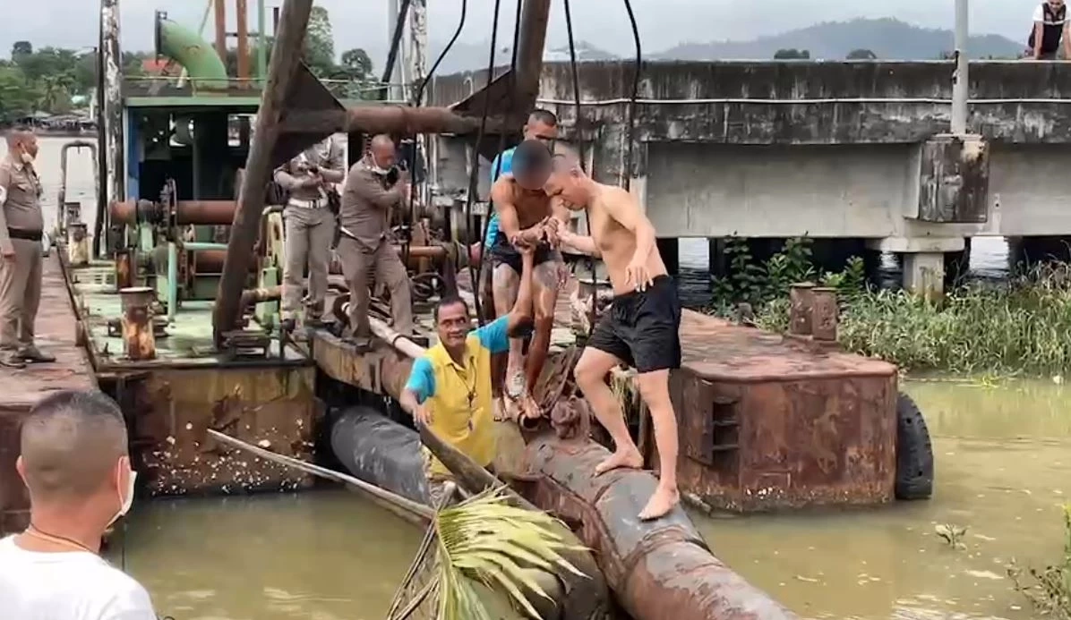 ทุลักทุเล! ตร.ล้อมจับผู้ต้องหาคดียาบ้า กระโดดลงแม่น้ำตรัง ขณะนำตัวส่งศาล