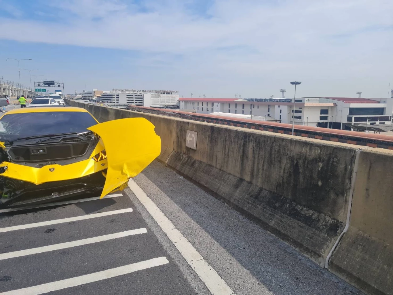 ระทึก หนุ่มขับ"แลมโบกินี" พุ่งชนรถคู่กรณี-เสาไฟขาด เจ็บ 5 ราย (มีคลิป)