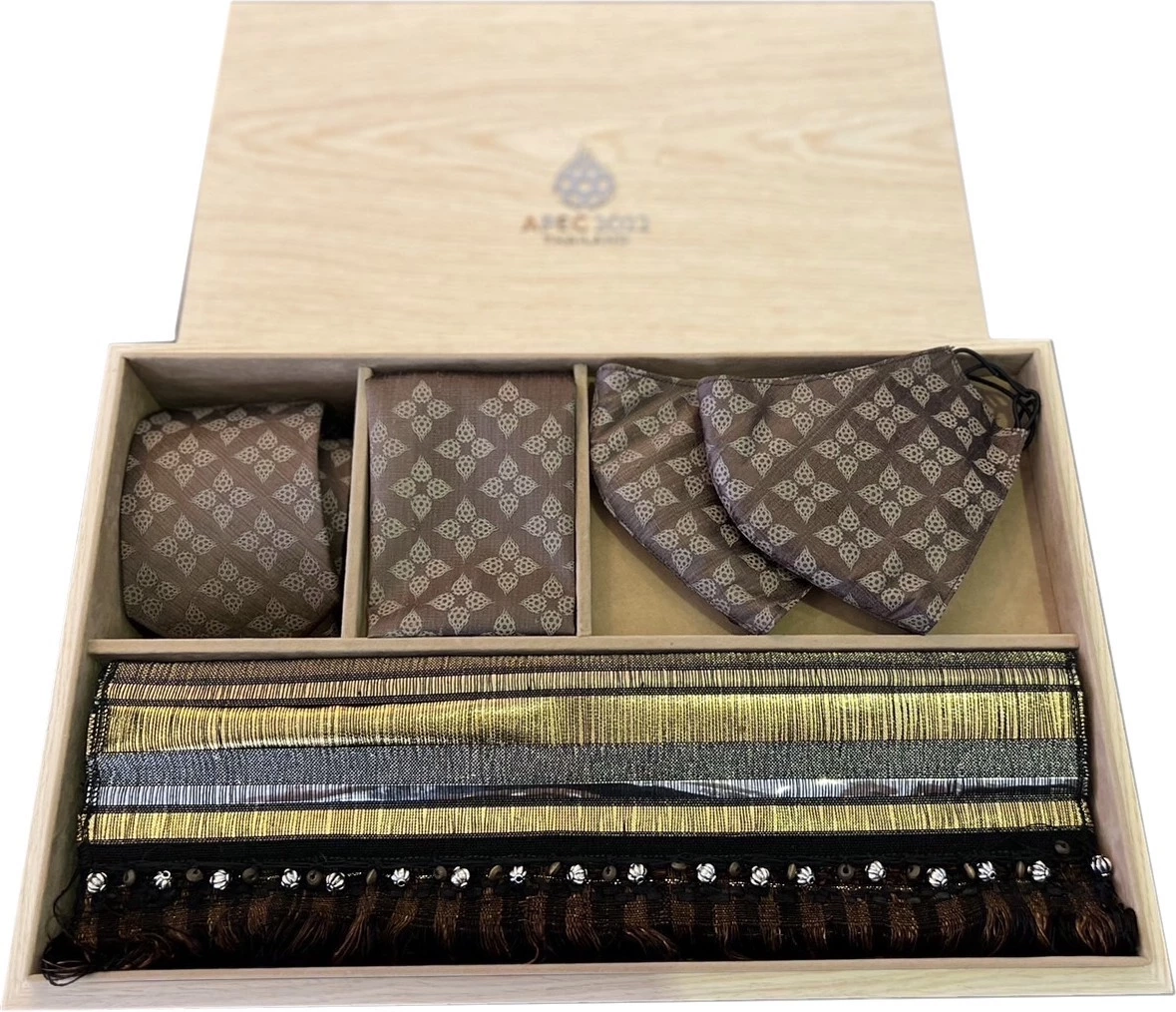 “โอ เทพรัตน์” ผู้รังสรรค์ของขวัญของที่ระลึกจากราชอาณาจักรไทย สำหรับผู้นำและแขกพิเศษของเขตเศรษฐกิจ APEC Thailand 2022