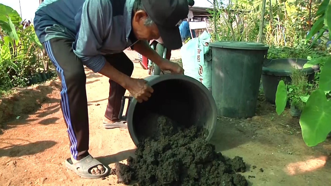 หนุ่มชาวนา เลี้ยง “ไส้เดือนดิน” เป็นอาชีพเสริมขายสร้างรายได้งาม