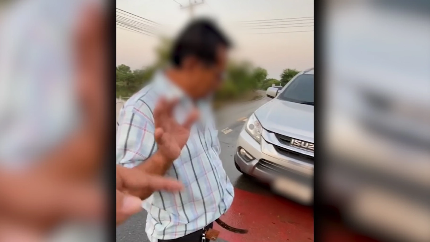 สาวโวยลั่น ! ลุงเมาแอ๋ขับรถกระบะหวิดชนคนตลอดทาง