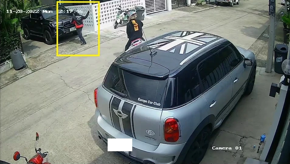 รุนแรงไปไหม? หนุ่มจอดรถจุดห้ามจอดในหมู่บ้าน โดน 2 วัยรุ่นทุบยับ (มีคลิป)