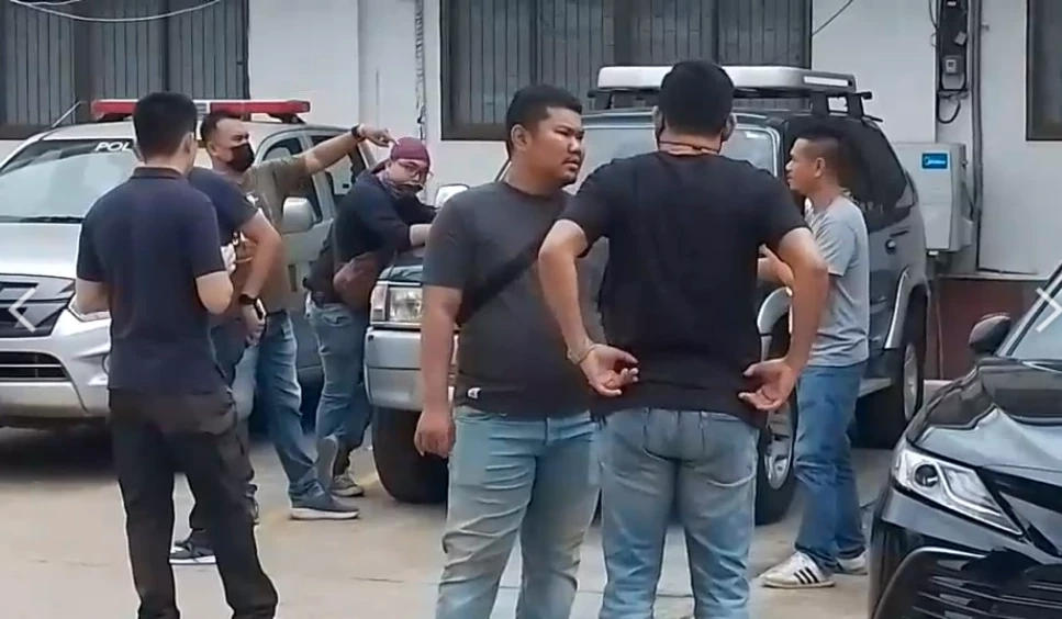 ภาพขณะเข้าจับกุมคนร้ายก่อเหตุชิงทอง