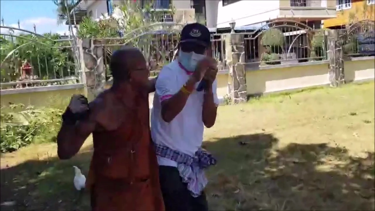 ถอดสบงแล้วทรงพลัง! หลวงตาเมาพญานาคท้าต่อยชาวบ้าน-นักข่าว