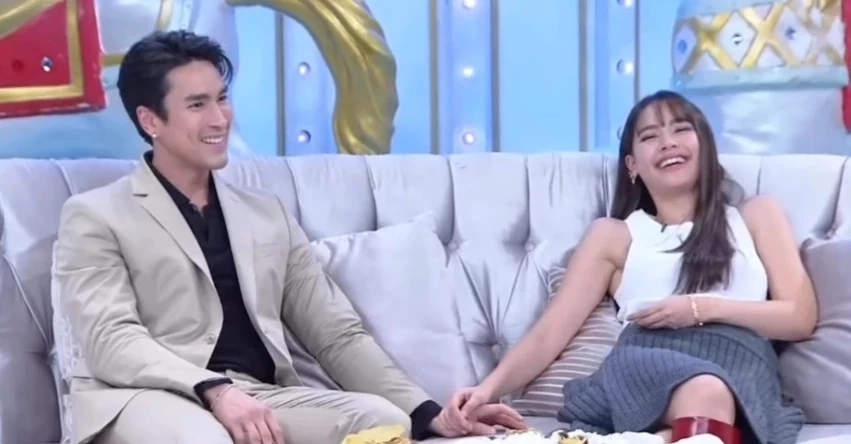 กรี๊ดสนั่น "ณเดชน์" ประกาศแต่ง กลางรายการ จน "ญาญ่า" เขินหนัก ทิ้งตัวลงบนโซฟา