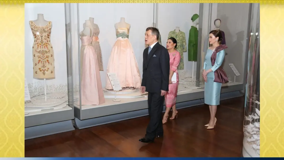 ในหลวง พระราชินี ทรงเปิดนิทรรศการ “สิริราชพัสตราบรมราชินีนาถ”