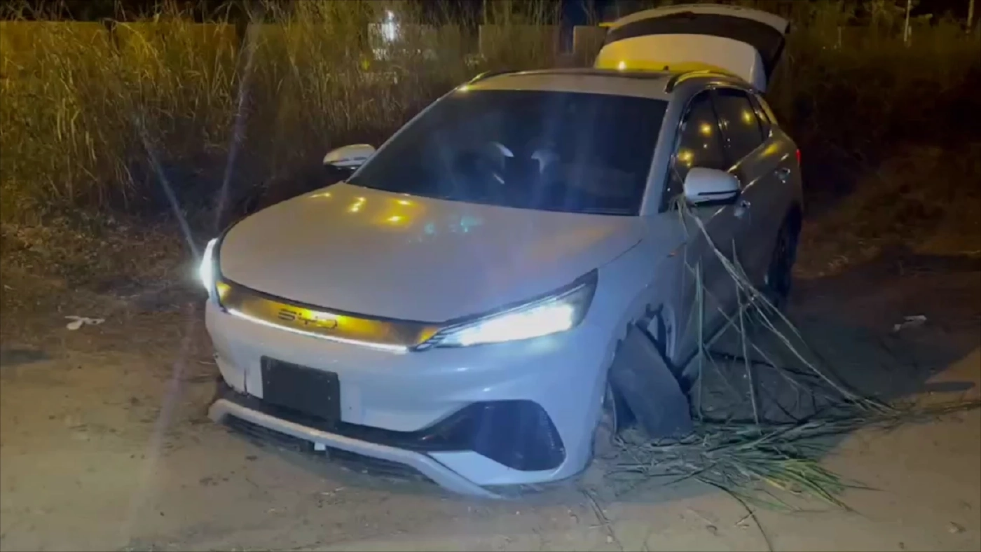 เปิดคลิป วินาทีเฉียดตาย รถยนต์ไฟฟ้าพุ่งชนแท่นแบริเออร์กลางถนน