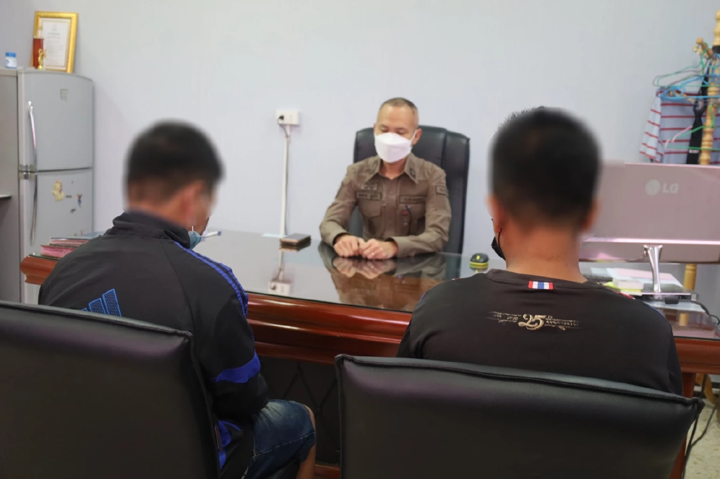 ญาติโวย อส. ระงับเหตุวัยรุ่นตีกันผิดตัว ล็อกคอเยาวชน-ปืนทุบหลัง