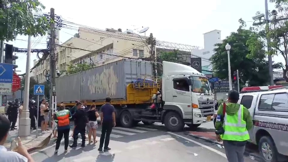 ตำรวจควบคุมฝูงชนกอนกำลัง เจ้าหน้าที่กทม.เร่งทำความสะอาดพื้นที่