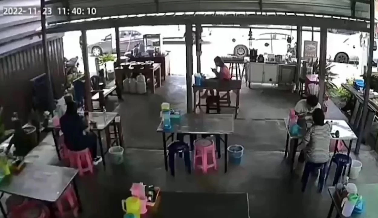 หนุ่มงงถูกเตะก้านคอ ลั่น! รับคำขอโทษเป็นเงินสดเท่านั้น