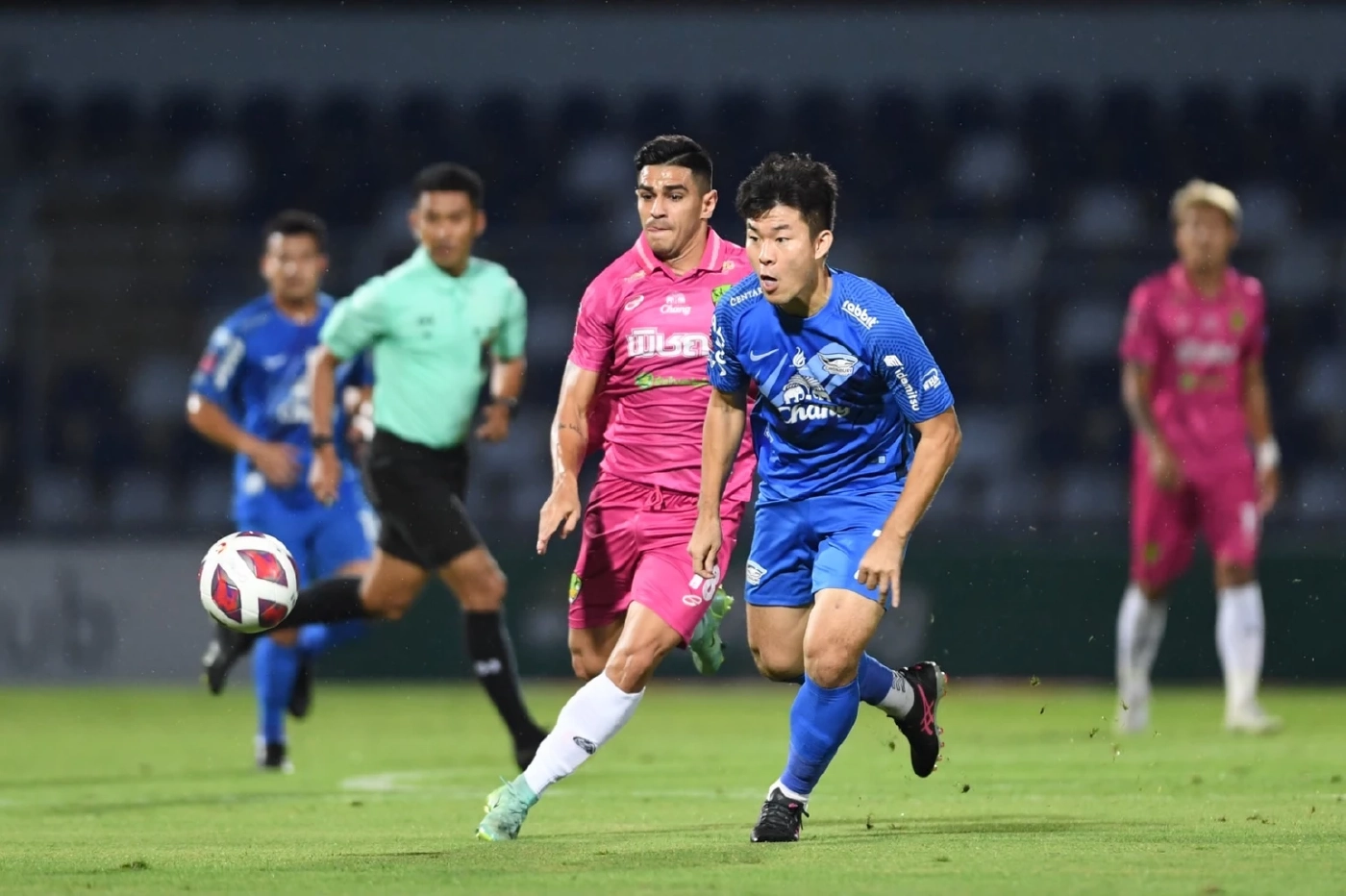 ชลบุรีถล่มลำปาง 4-0 ขยับขึ้นรองจ่าฝูงไทยลีก