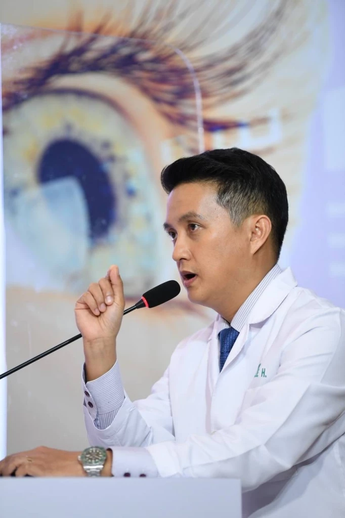 "นพ. ธีรวีร์ หงษ์หยก" แพทย์ผู้ชำนาญการด้านกระจกตา และผ่าตัดแก้ไขสายตา โรงพยาบาลบำรุงราษฎร์ 