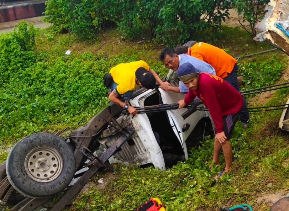 ฝนตกถนนลื่น! กระบะตู้ทึบเสียหลักชนเต็นท์งานศพ พลิกคว่ำตกคูน้ำ ดับ 2 ราย