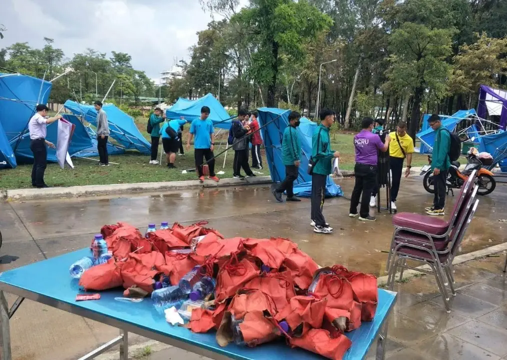 พายุฝนถล่ม! งานแถลงข่าว ม.ราชภัฏเพชรบูรณ์ เต็นท์ปลิวว่อน นศ.บาดเจ็บ 2 ราย