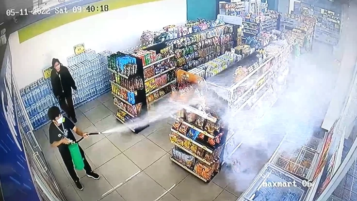 หนุ่มแต่งตัวดี จุดไฟเผามินิมาร์ทในปั๊มน้ำมัน โชคดีดับทันก่อนบึ๊ม (มีคลิป)