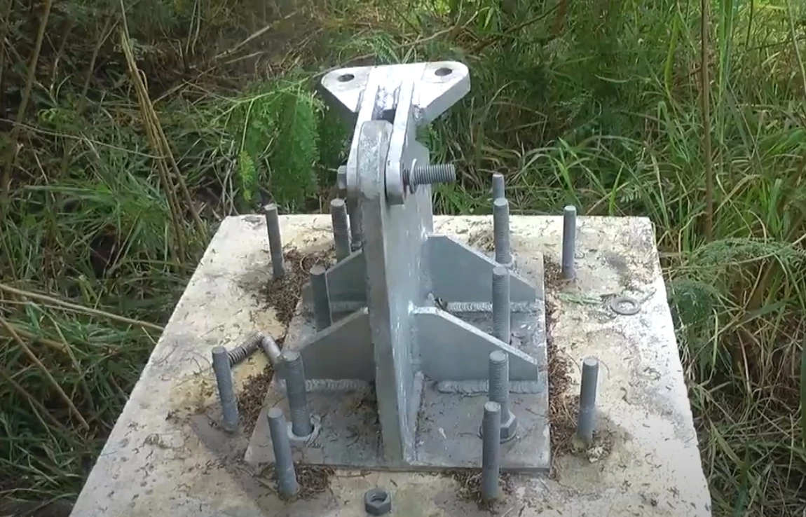 ป่วนทั้งอำเภอ โจรแสบ ขโมยถอดน็อตและสายสลิงยึดเสาส่งสัญญานทรูมูฟ จนหักโค่น 