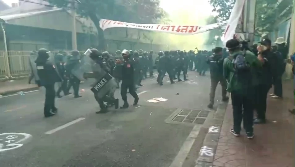 ตำรวจ คฝ. เข้ากระชับพื้นที่ 