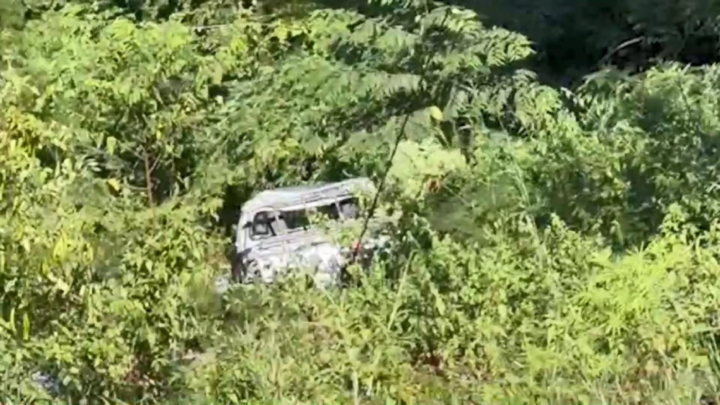 กระบะเบรกแตกพุ่งตกเขา "ผาเกิ้ง" คนขับรอดตายปาฏิหาริย์