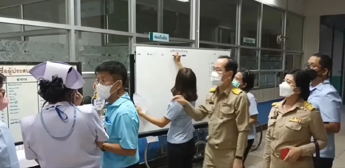 อีกแล้ว รถบัสรับส่ง นร. เสียหลักพลิกคว่ำลงข้างทาง เจ็บระนาว 27 คน (มีคลิป)