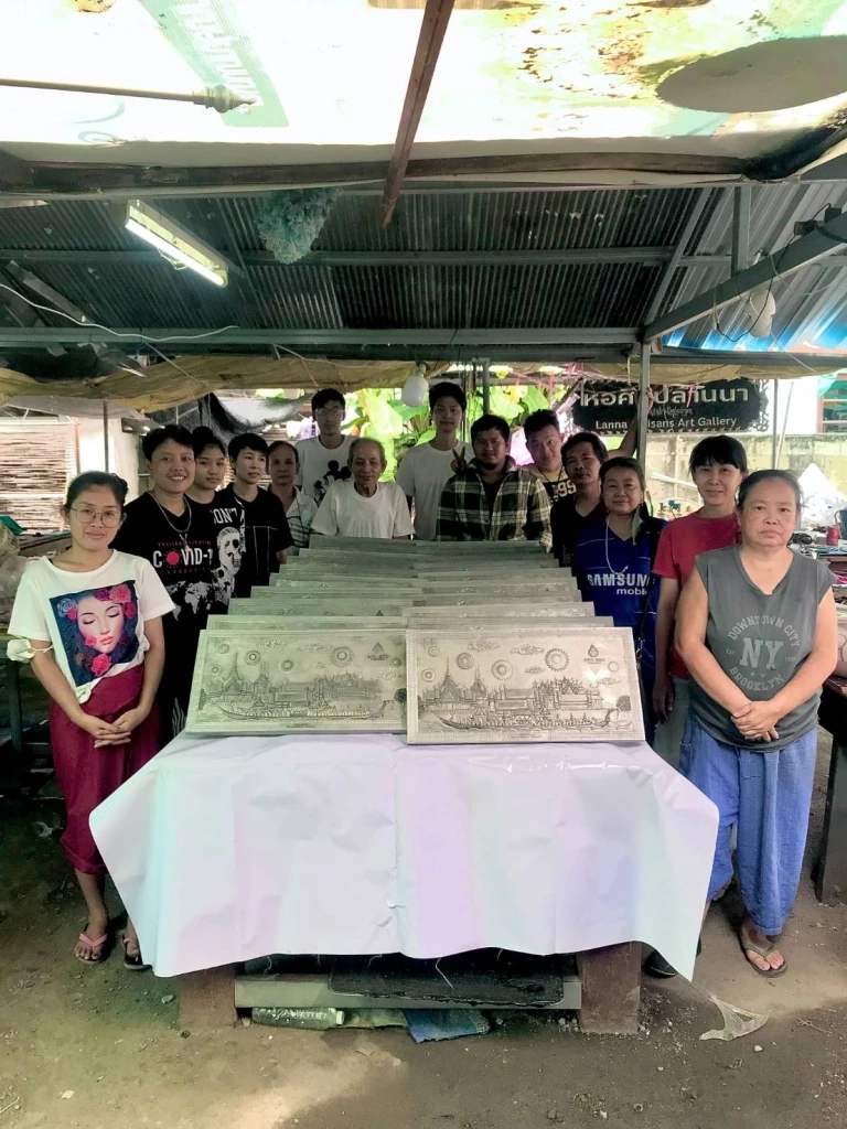 แท่งเหล็กดุนสลักลวดลายที่วิจิตร ของที่ระลึกการประชุมเอเปค2022  โดยช่างฝีมือมากกว่า 20 ชีวิต จากชุมชนคุณธรรมวัดศรีสุพรรณ (วัวลาย) จังหวัดเชียงใหม่ 