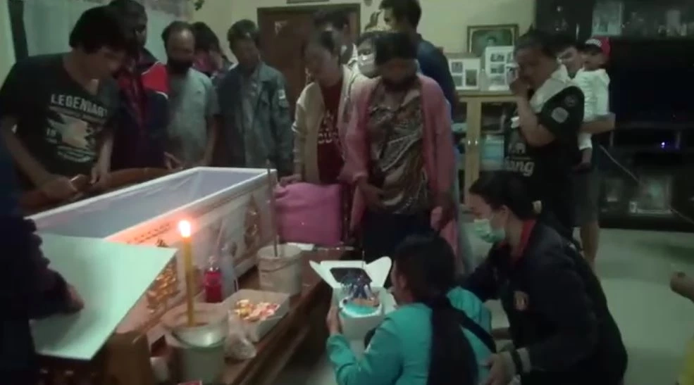 สุดเศร้า! แม่เด็ก 4 ขวบ เหยื่อกระบะตีนผี ร้องเพลงวันเกิดให้ลูกหน้าโลงศพ