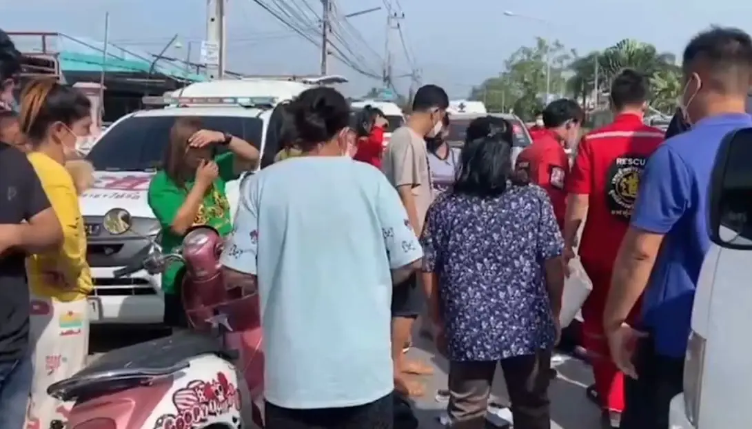 สลด! ต่างชาติขี่บิ๊กไบค์ หลบรถพ่วง พุ่งชนเสาไฟฟ้าดับ