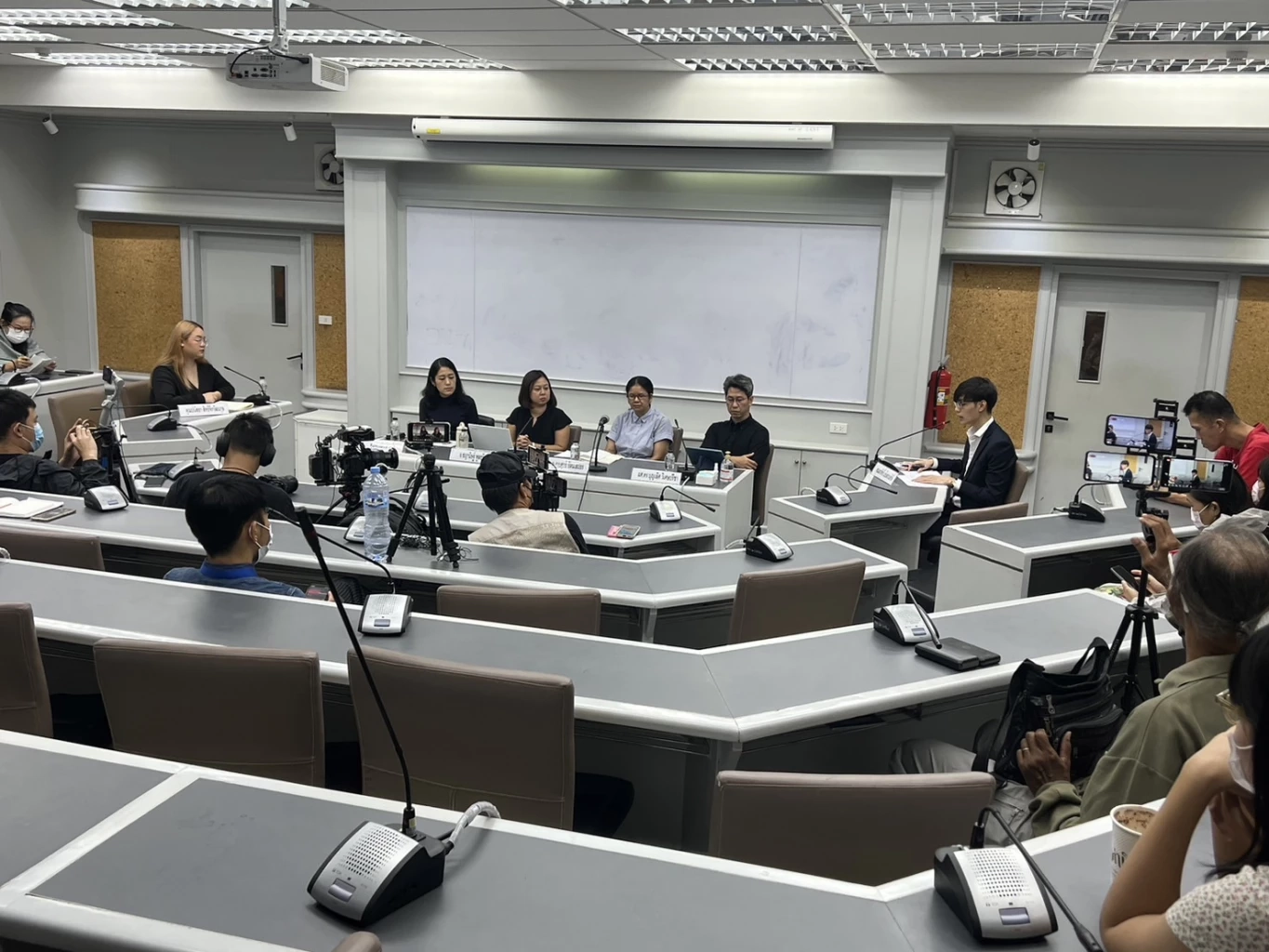 "ช่อ พรรณิการ์" ผนึก "รุ้ง" เล่นการเมืองอย่างสันติวิธีวอนอย่าใช้ความรุนแรง