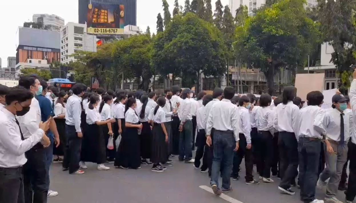 นศ.อุเทนถวาย กว่า 400 คน รวมตัวปิดถนนพญาไท เรียกร้องเปิดเรียนตามปกติ (คลิป)