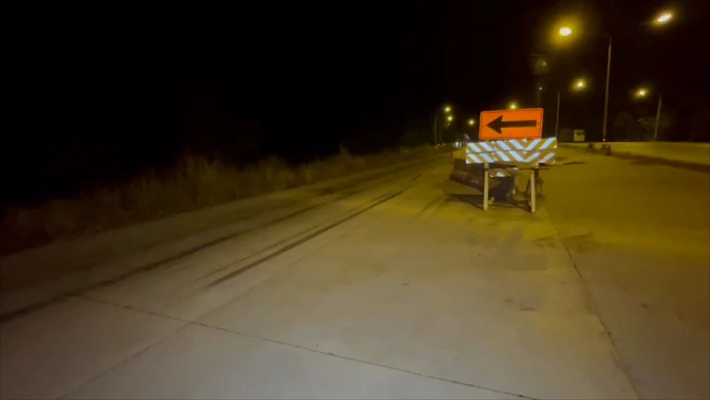 เปิดคลิป วินาทีเฉียดตาย รถยนต์ไฟฟ้าพุ่งชนแท่นแบริเออร์กลางถนน