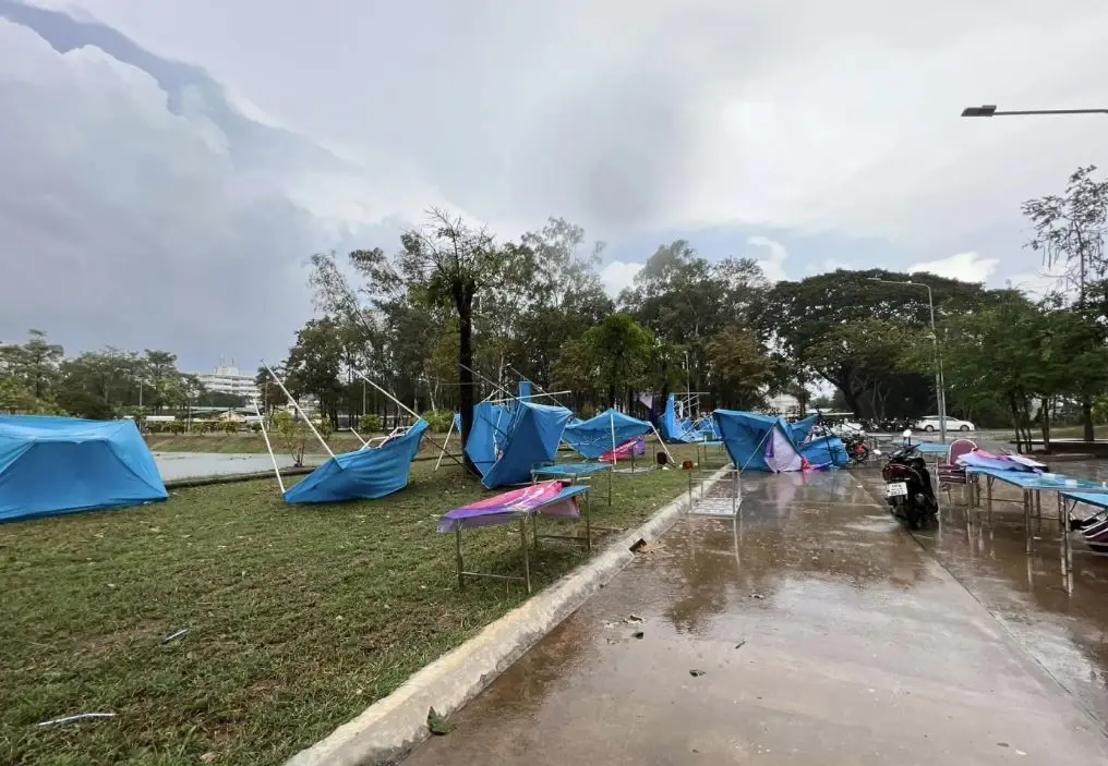 พายุฝนถล่ม! งานแถลงข่าว ม.ราชภัฏเพชรบูรณ์ เต็นท์ปลิวว่อน นศ.บาดเจ็บ 2 ราย