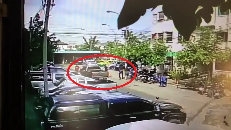 พ่อค้าถูกวัยรุ่น 4 คน ถือปืนกลยาวคุมเชิง รุมทำร้าย ขณะนั่งดื่มวันหยุด (คลิป)