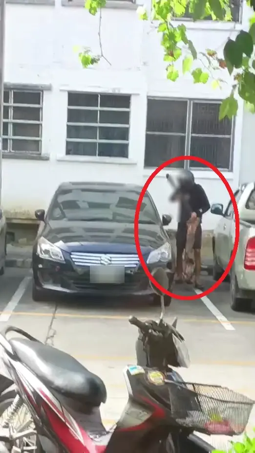 พ่อค้าถูกวัยรุ่น 4 คน ถือปืนกลยาวคุมเชิง รุมทำร้าย ขณะนั่งดื่มวันหยุด (คลิป)