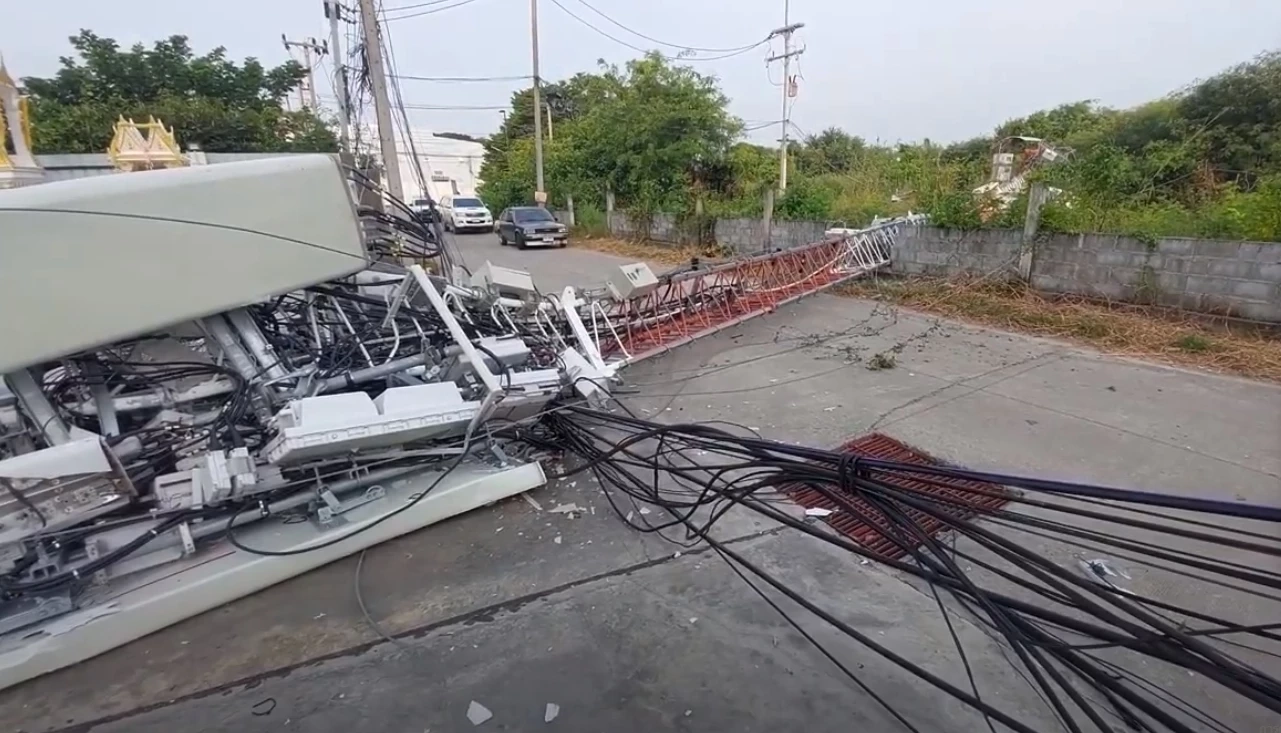 ป่วนทั้งอำเภอ โจรแสบ ขโมยถอดน็อตและสายสลิงยึดเสาส่งสัญญานทรูมูฟ จนหักโค่น 